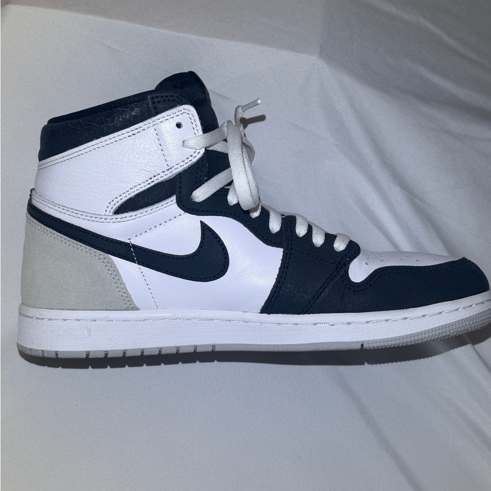 The Air Jordan 1 Retro High OG ‘Stage Haze’ Men's Sneakers - White & Black 9.5 - Picture 8 of 11
